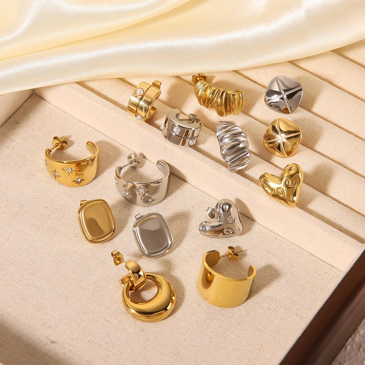 أقراط دائرية على شكل نجمة