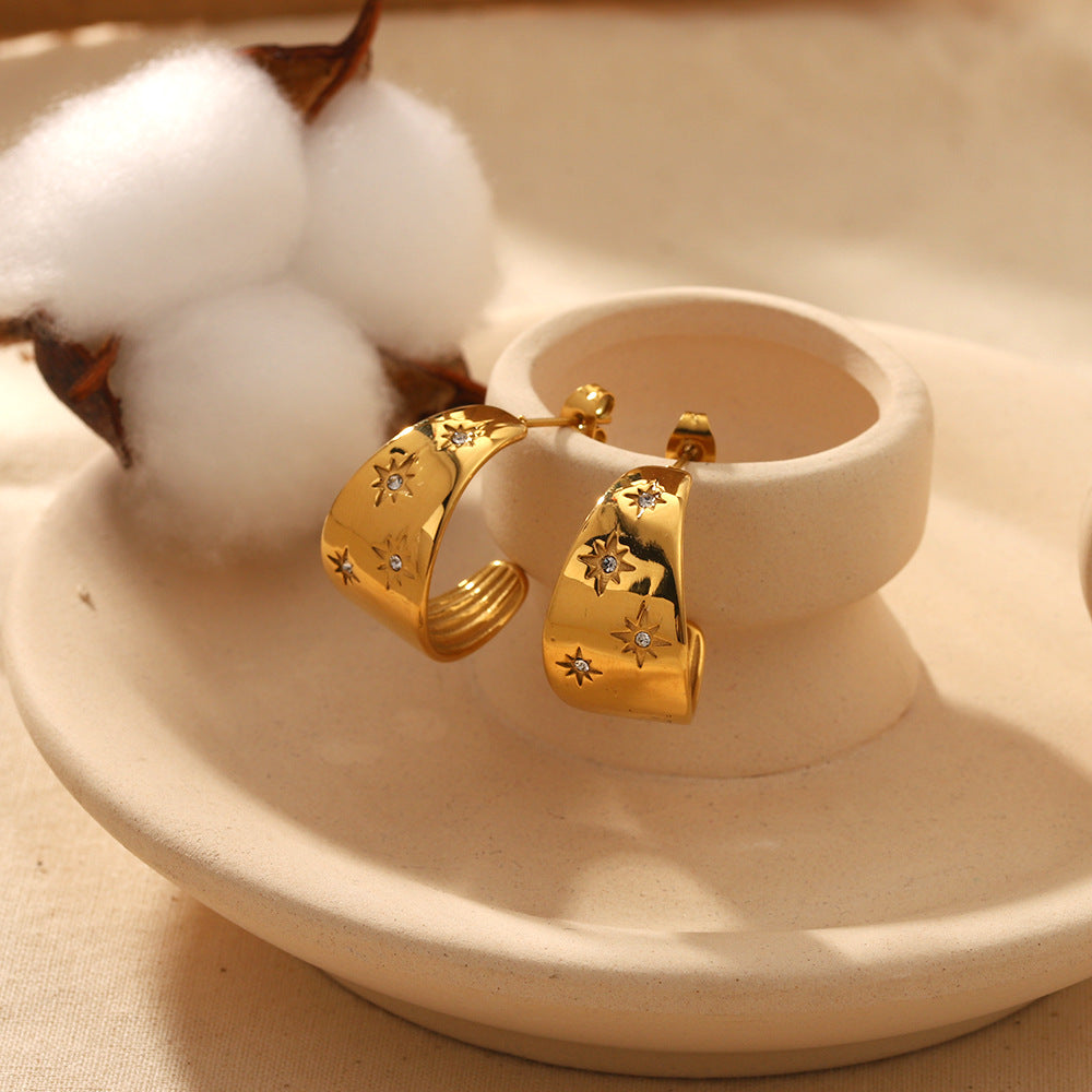 أقراط دائرية على شكل نجمة