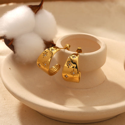 أقراط دائرية على شكل نجمة