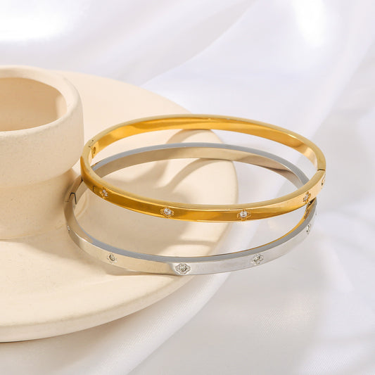 أساور على شكل قلب من الزركونيا