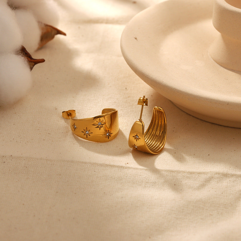 أقراط دائرية على شكل نجمة