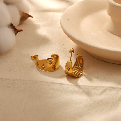 أقراط دائرية على شكل نجمة