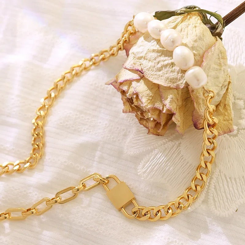 عقد من لؤلؤ المياه العذبة