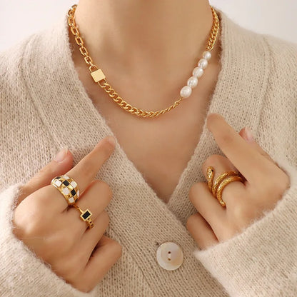 عقد من لؤلؤ المياه العذبة