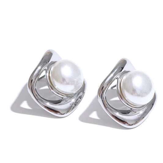 أقراط مرصعة